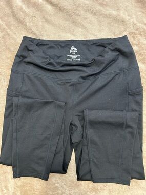 Reebok woman Black Athletic Leggings with Side Pockets
